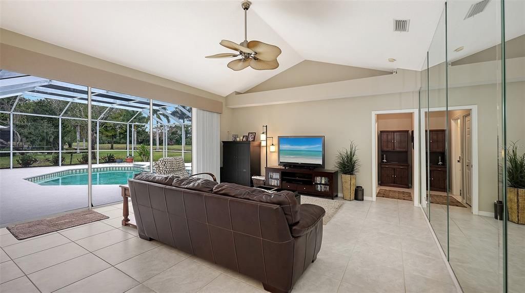 En Venta: $779,900 (4 camas, 3 baños, 2604 Pies cuadrados)