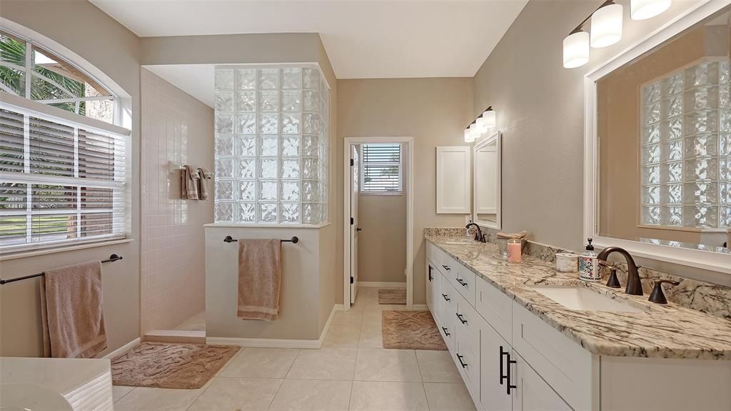 En Venta: $779,900 (4 camas, 3 baños, 2604 Pies cuadrados)