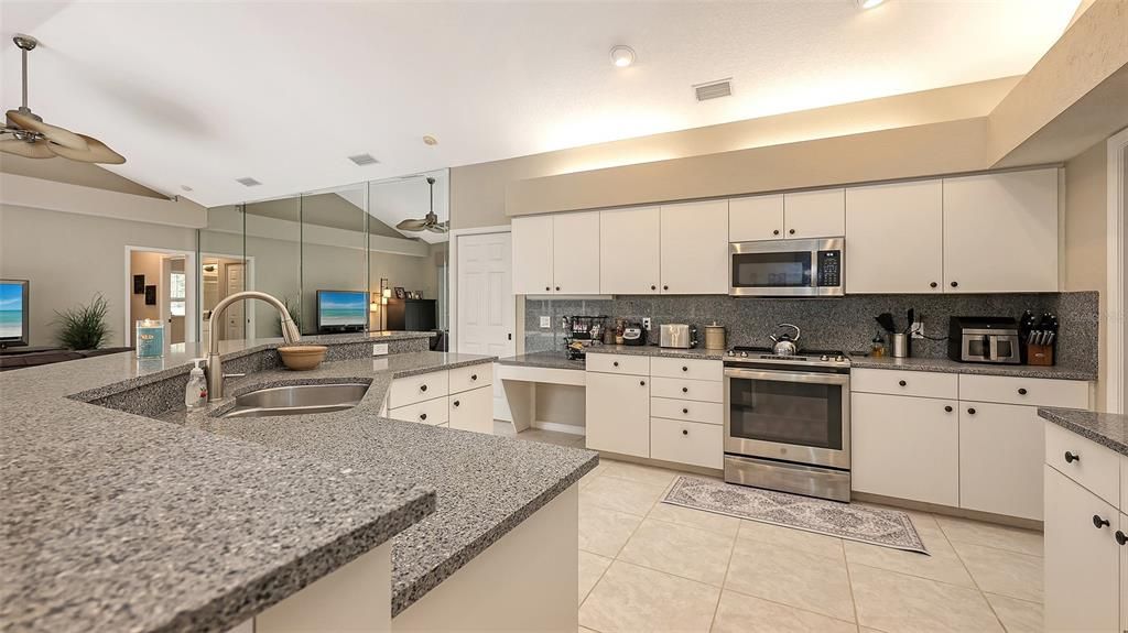 En Venta: $779,900 (4 camas, 3 baños, 2604 Pies cuadrados)