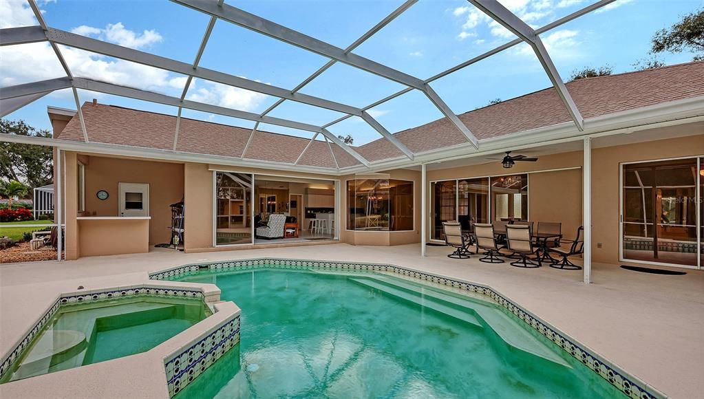 En Venta: $779,900 (4 camas, 3 baños, 2604 Pies cuadrados)