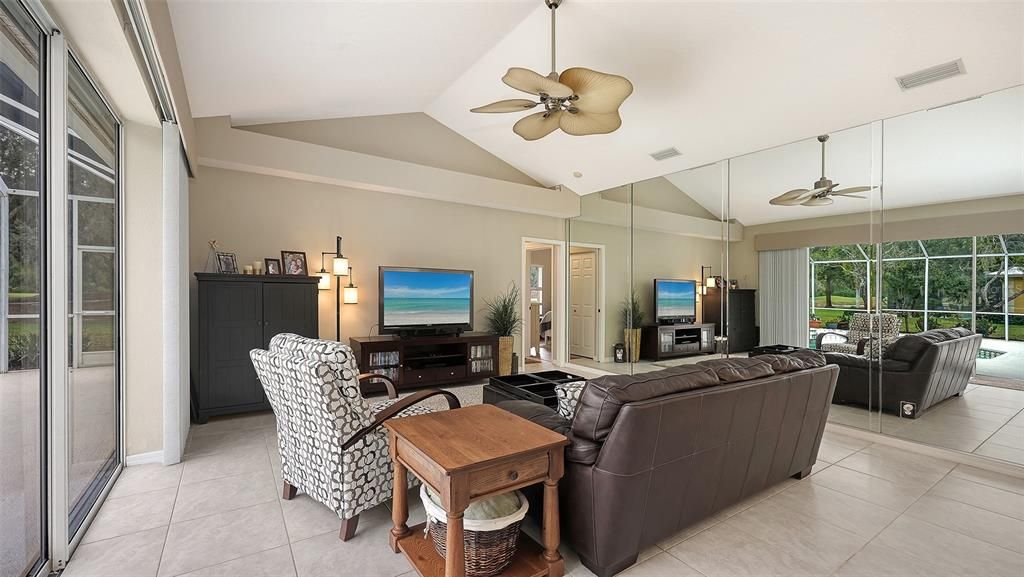 En Venta: $779,900 (4 camas, 3 baños, 2604 Pies cuadrados)