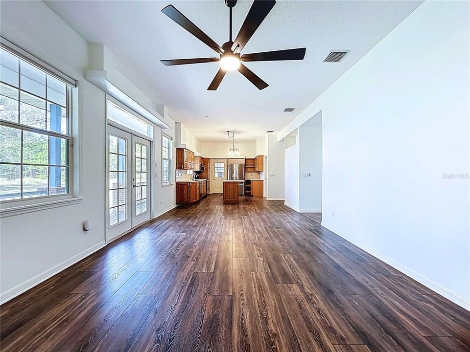 出租: $4,200 (4 贝兹, 3 浴室, 2460 平方英尺)