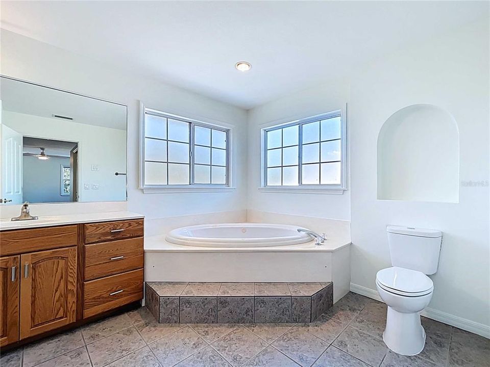 出租: $4,200 (4 贝兹, 3 浴室, 2460 平方英尺)