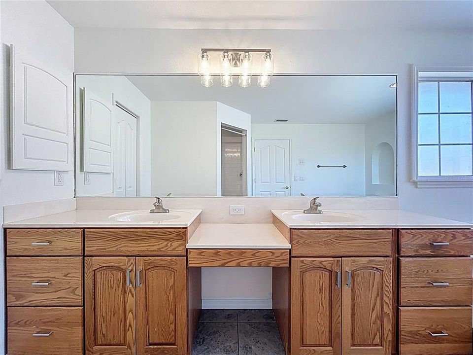 出租: $4,200 (4 贝兹, 3 浴室, 2460 平方英尺)