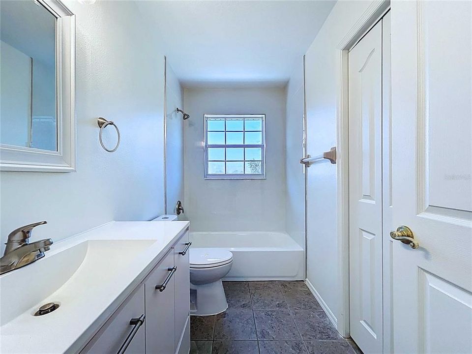 出租: $4,200 (4 贝兹, 3 浴室, 2460 平方英尺)