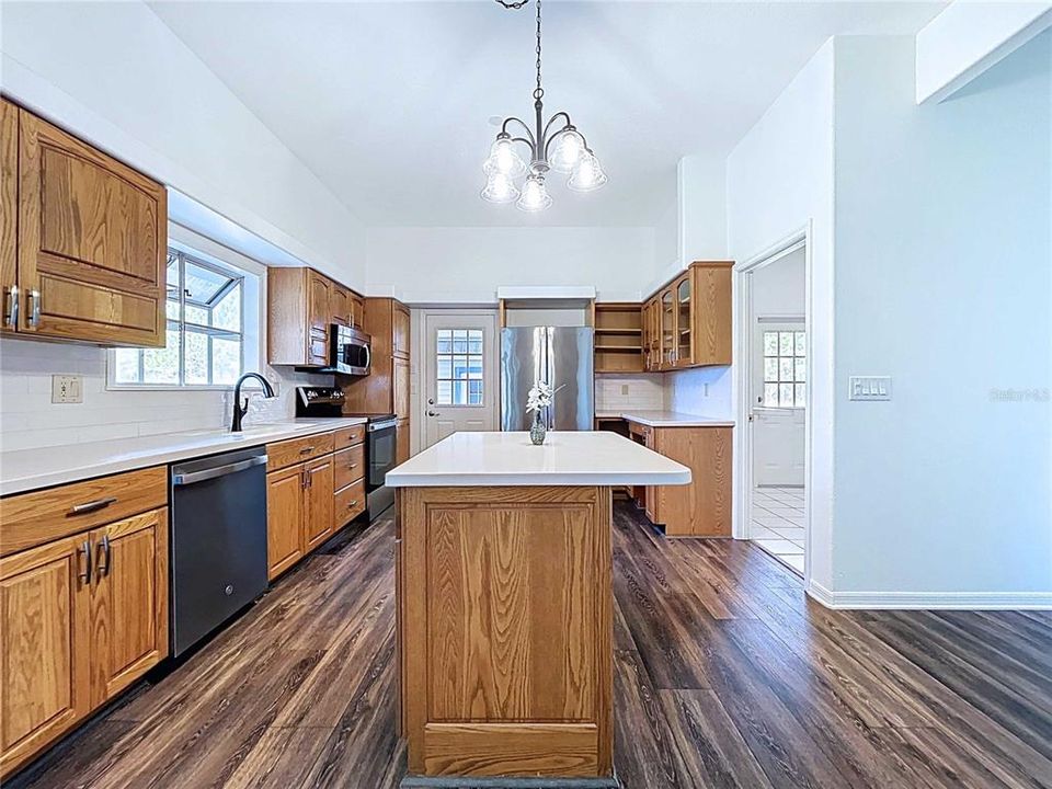 出租: $4,200 (4 贝兹, 3 浴室, 2460 平方英尺)