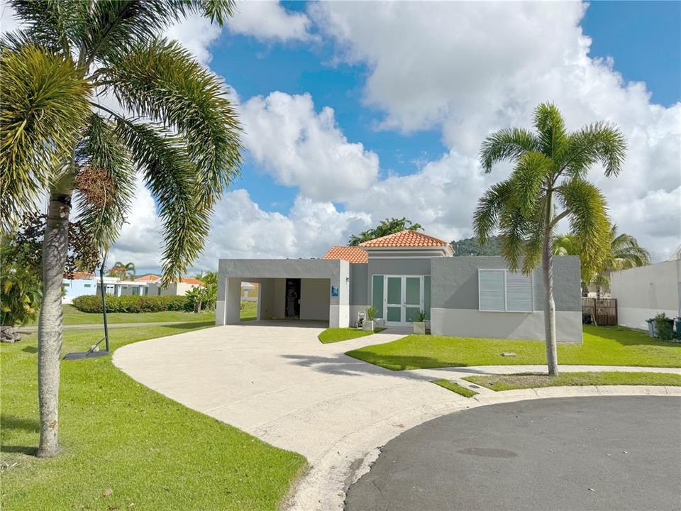 En Venta: $495,000 (4 camas, 2 baños, 2200 Pies cuadrados)