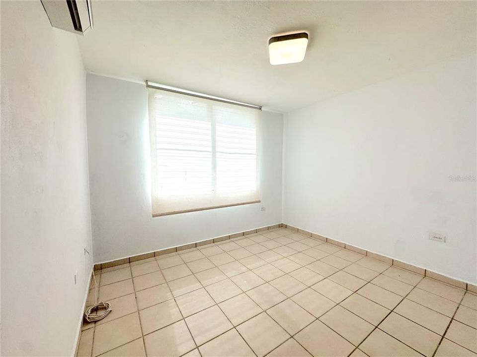 En Venta: $495,000 (4 camas, 2 baños, 2200 Pies cuadrados)