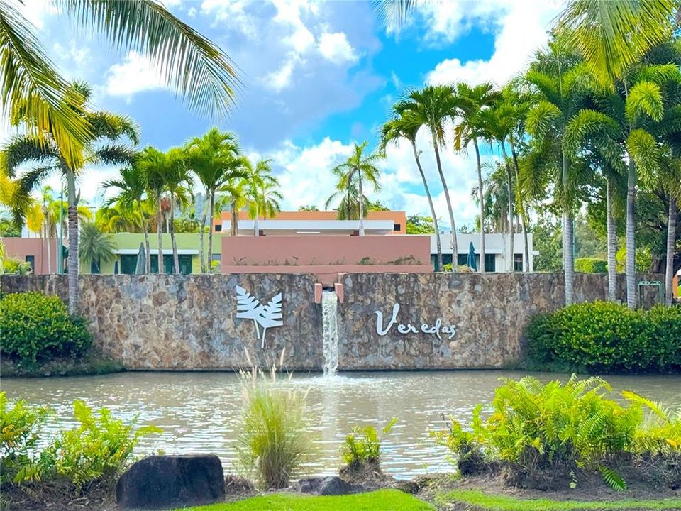 En Venta: $495,000 (4 camas, 2 baños, 2200 Pies cuadrados)