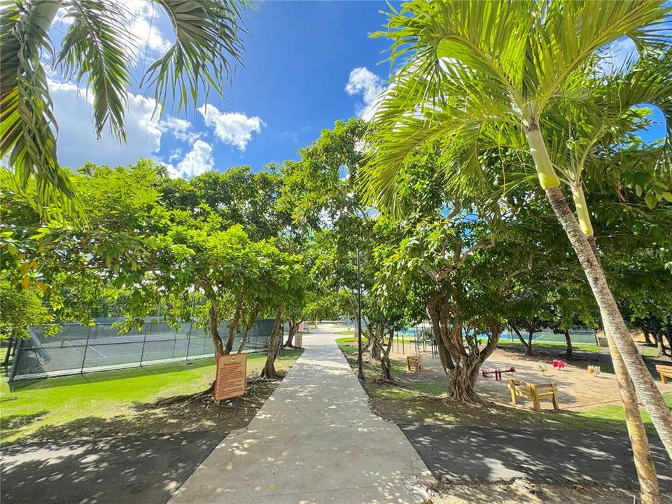 En Venta: $495,000 (4 camas, 2 baños, 2200 Pies cuadrados)