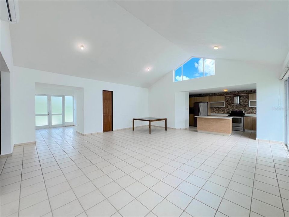 En Venta: $495,000 (4 camas, 2 baños, 2200 Pies cuadrados)