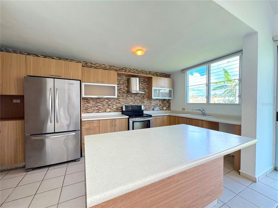 En Venta: $495,000 (4 camas, 2 baños, 2200 Pies cuadrados)