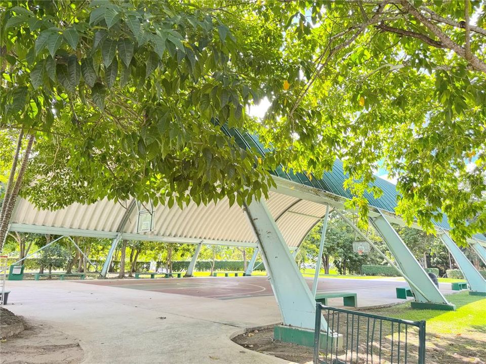 En Venta: $495,000 (4 camas, 2 baños, 2200 Pies cuadrados)