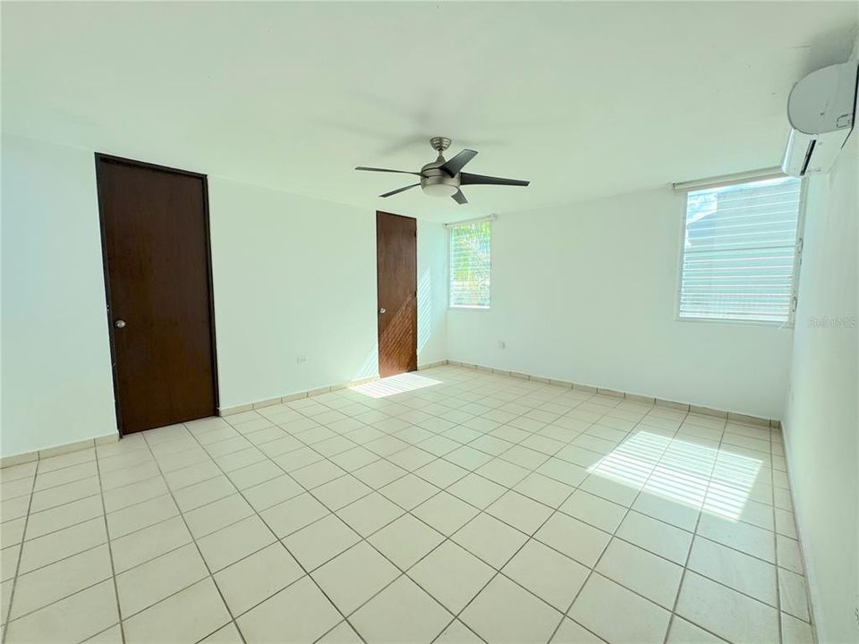 En Venta: $495,000 (4 camas, 2 baños, 2200 Pies cuadrados)