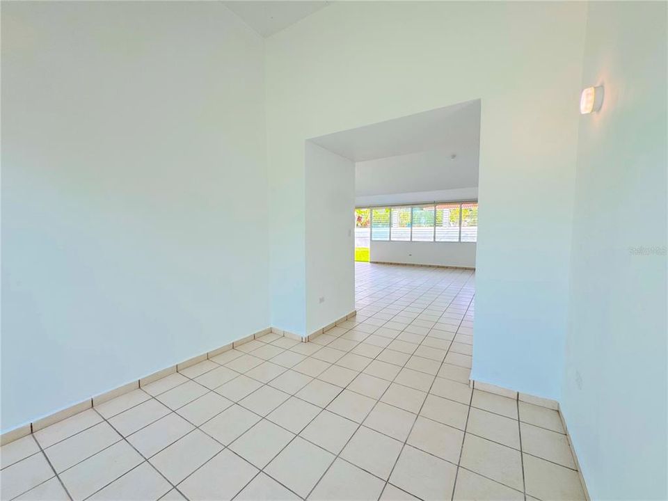 En Venta: $495,000 (4 camas, 2 baños, 2200 Pies cuadrados)