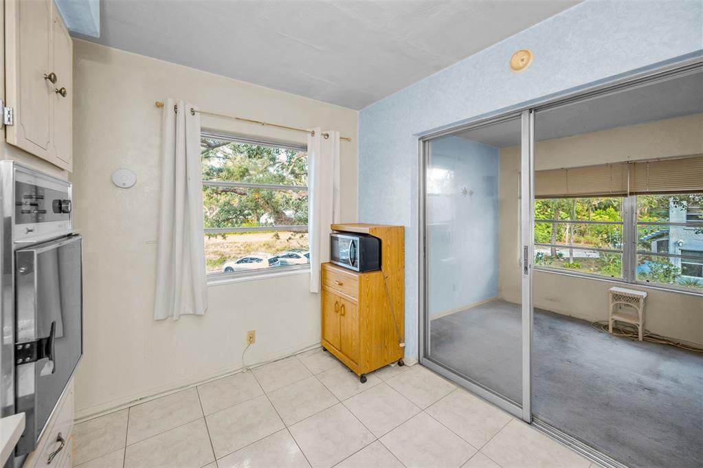 For Sale: $117,000 (2 beds, 2 baths, 875 Square Feet)