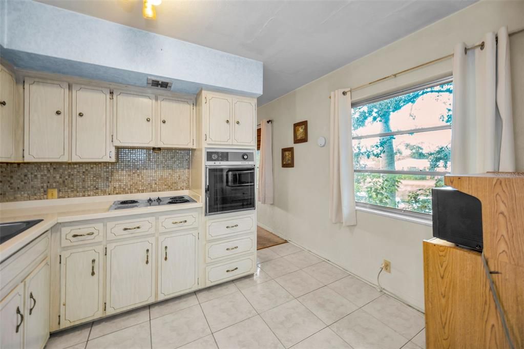 For Sale: $117,000 (2 beds, 2 baths, 875 Square Feet)