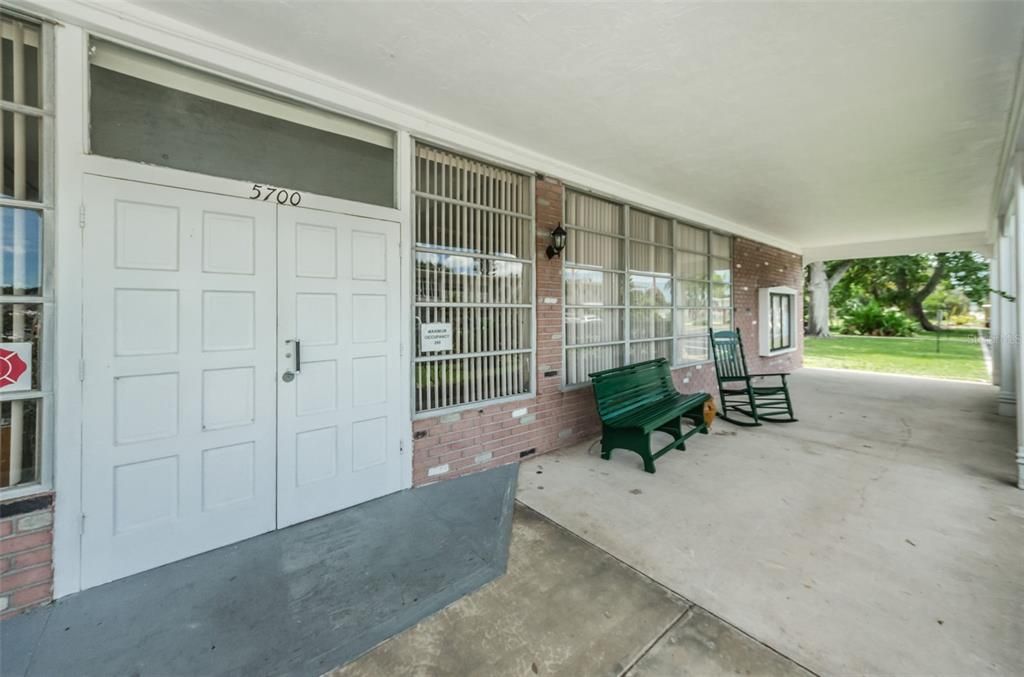 For Sale: $117,000 (2 beds, 2 baths, 875 Square Feet)