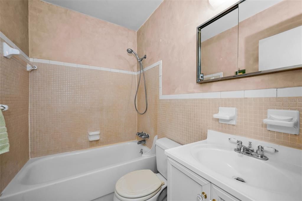 For Sale: $117,000 (2 beds, 2 baths, 875 Square Feet)