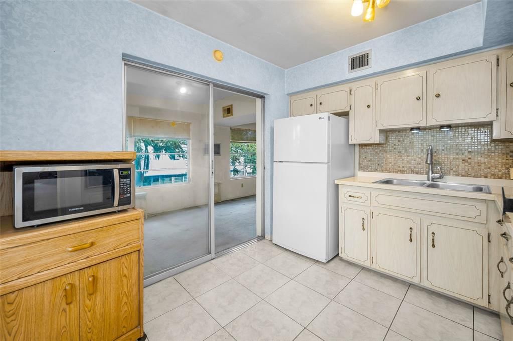 For Sale: $117,000 (2 beds, 2 baths, 875 Square Feet)