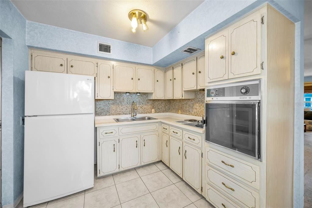 For Sale: $117,000 (2 beds, 2 baths, 875 Square Feet)