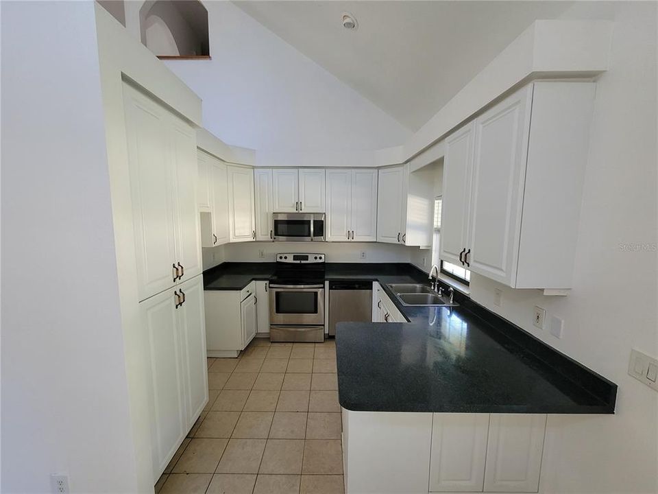 For Rent: $2,650 (4 beds, 3 baths, 1992 Square Feet)