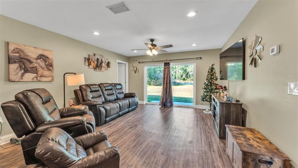 待售: $239,000 (3 贝兹, 2 浴室, 1193 平方英尺)