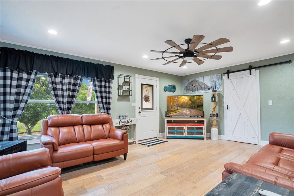 На продажу: $365,000 (3 спален, 2 ванн, 1794 Квадратных фут)