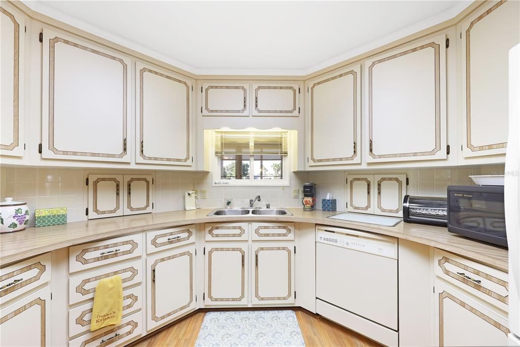 For Sale: $225,000 (2 beds, 2 baths, 1202 Square Feet)