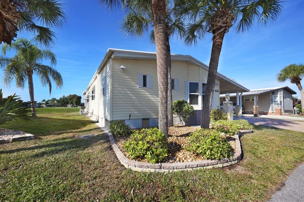 For Sale: $225,000 (2 beds, 2 baths, 1202 Square Feet)