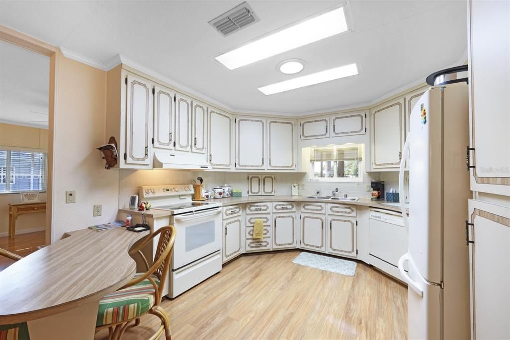 For Sale: $225,000 (2 beds, 2 baths, 1202 Square Feet)