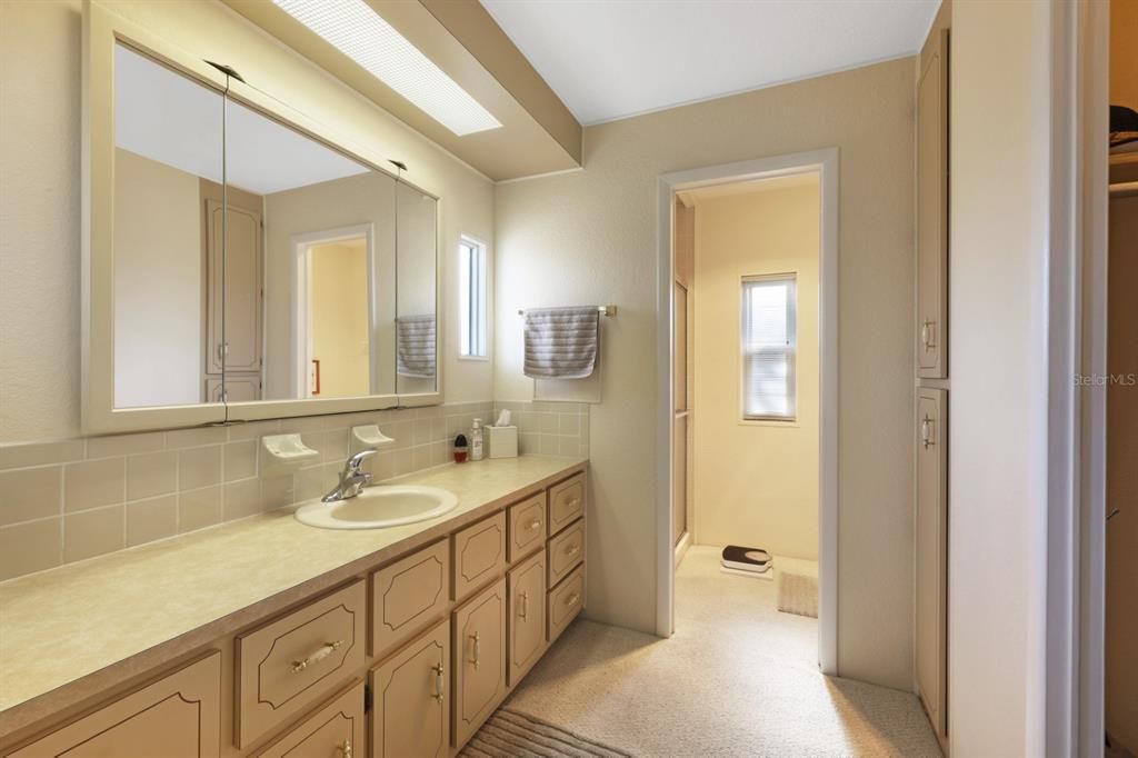 For Sale: $225,000 (2 beds, 2 baths, 1202 Square Feet)