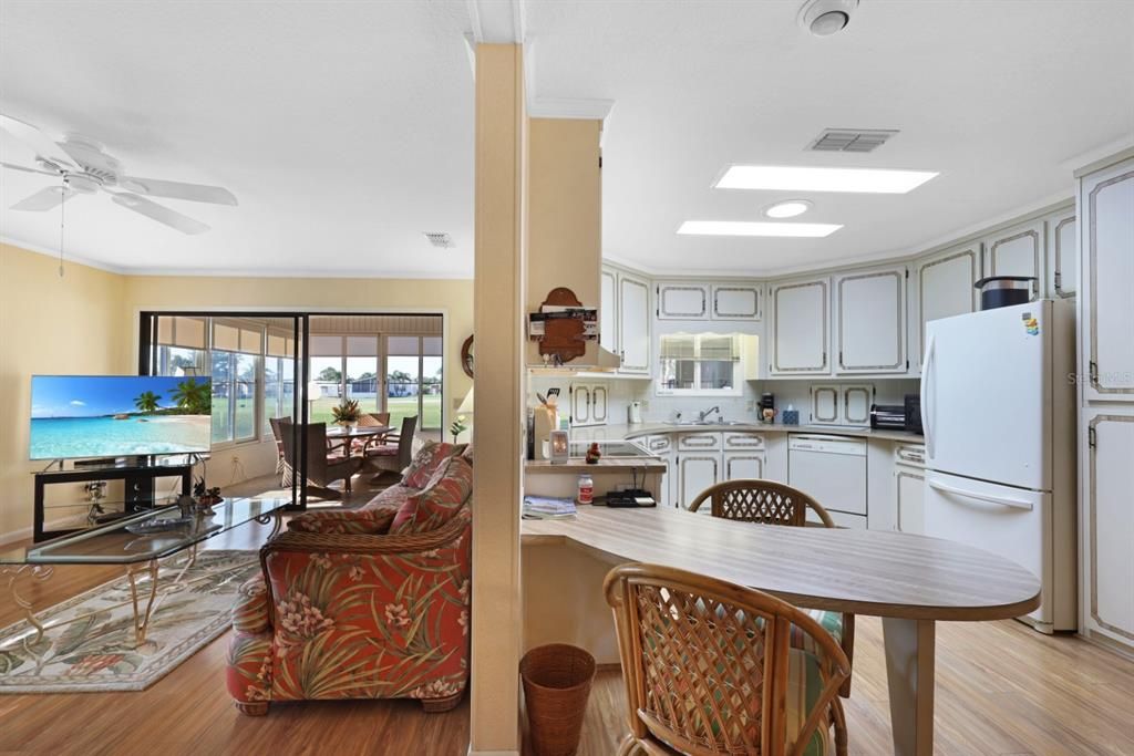 For Sale: $225,000 (2 beds, 2 baths, 1202 Square Feet)