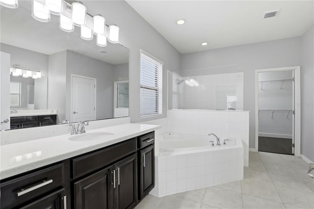 На продажу: $750,000 (4 спален, 3 ванн, 4084 Квадратных фут)