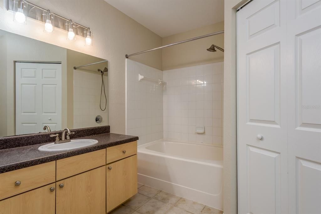 На продажу: $319,000 (3 спален, 2 ванн, 1559 Квадратных фут)