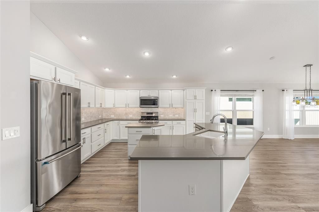 For Sale: $712,000 (3 beds, 2 baths, 1986 Square Feet)