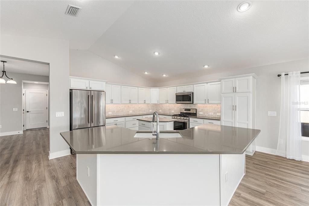 For Sale: $712,000 (3 beds, 2 baths, 1986 Square Feet)