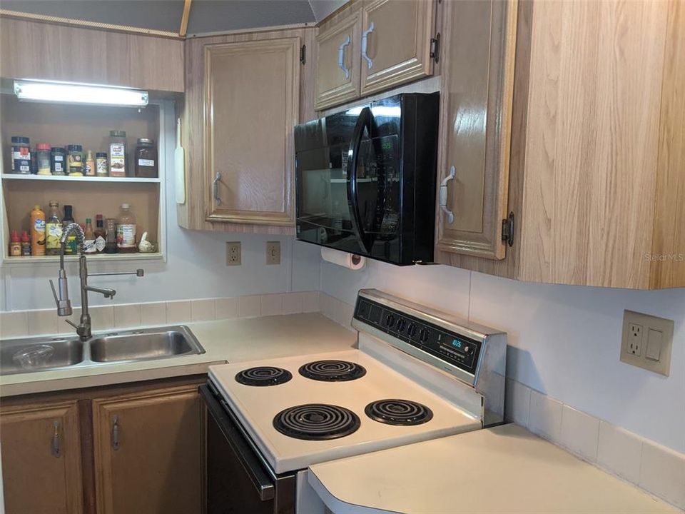 For Sale: $89,000 (1 beds, 1 baths, 724 Square Feet)