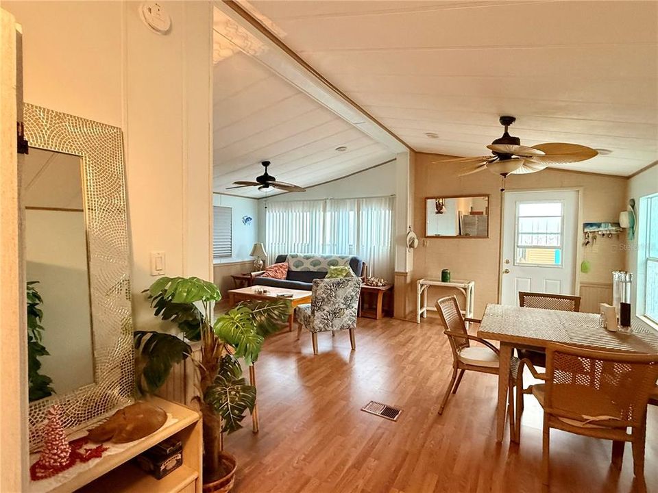 For Sale: $89,000 (1 beds, 1 baths, 724 Square Feet)