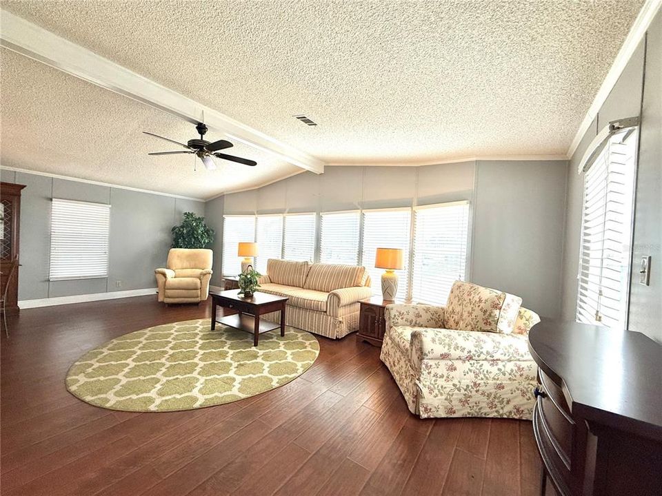 待售: $174,900 (2 贝兹, 2 浴室, 1056 平方英尺)