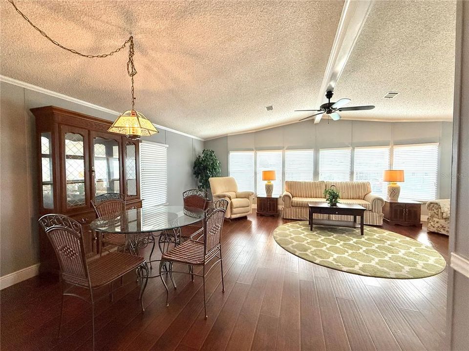 待售: $174,900 (2 贝兹, 2 浴室, 1056 平方英尺)