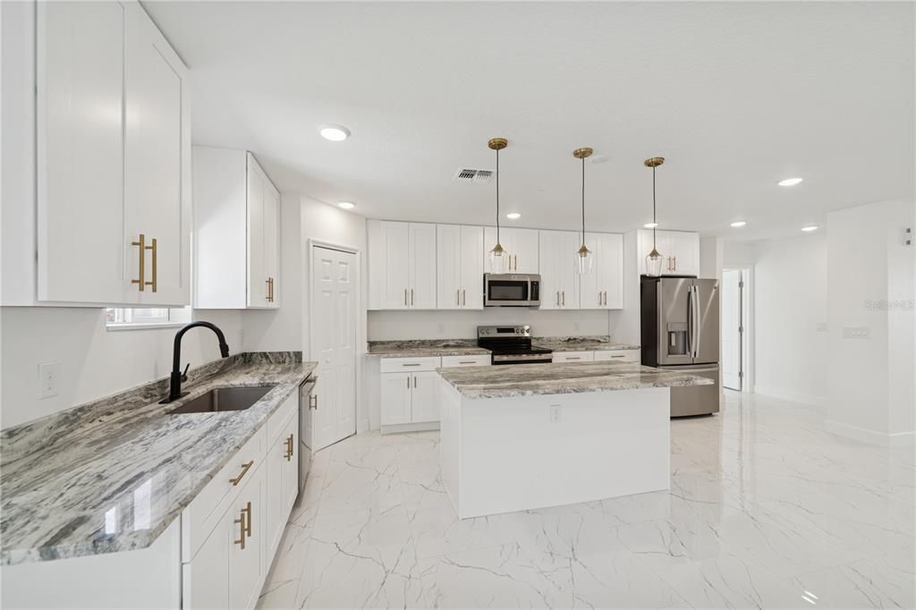 待售: $399,000 (5 贝兹, 3 浴室, 1800 平方英尺)