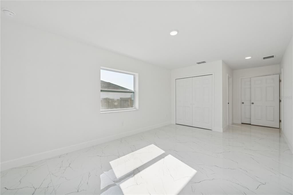 待售: $399,000 (5 贝兹, 3 浴室, 1800 平方英尺)