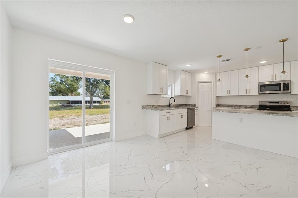 待售: $399,000 (5 贝兹, 3 浴室, 1800 平方英尺)