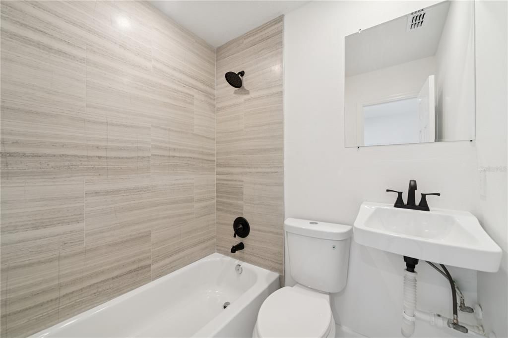 待售: $399,000 (5 贝兹, 3 浴室, 1800 平方英尺)