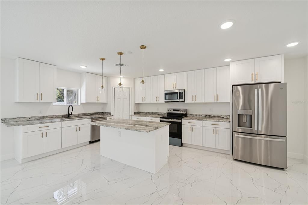 待售: $399,000 (5 贝兹, 3 浴室, 1800 平方英尺)