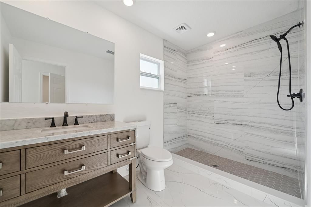 待售: $399,000 (5 贝兹, 3 浴室, 1800 平方英尺)