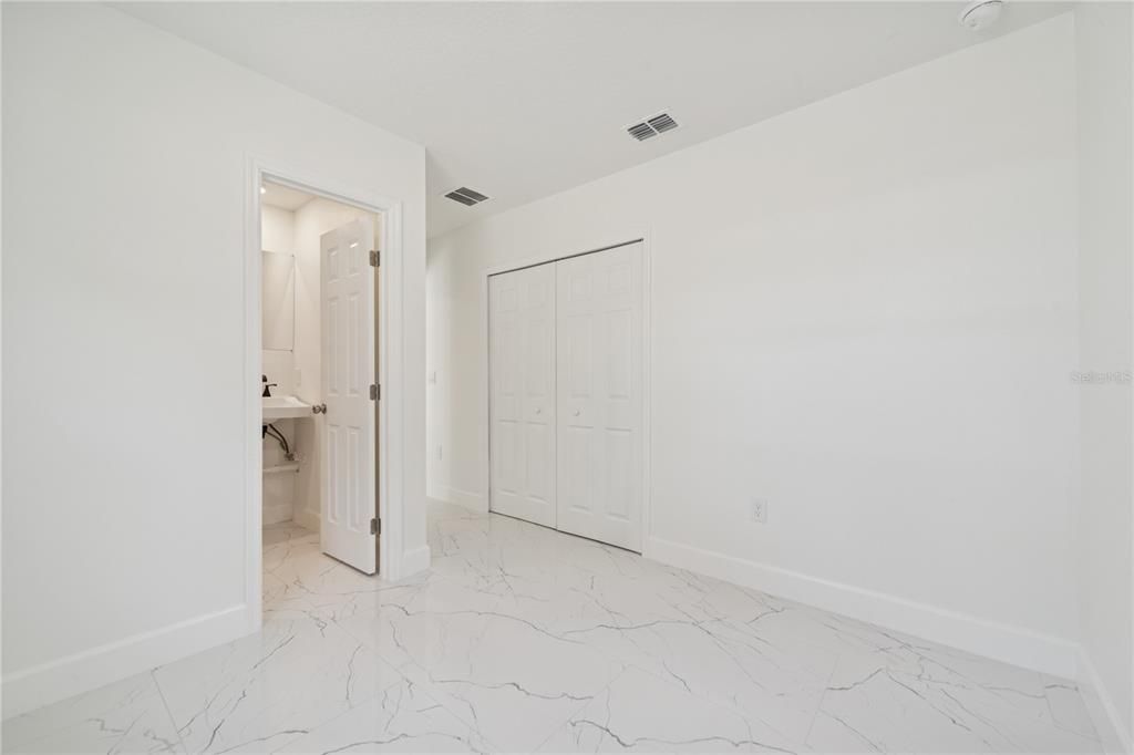 待售: $399,000 (5 贝兹, 3 浴室, 1800 平方英尺)