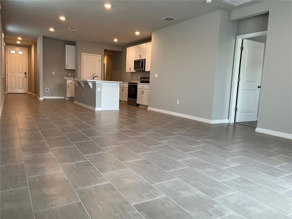 For Rent: $2,295 (4 beds, 2 baths, 1687 Square Feet)