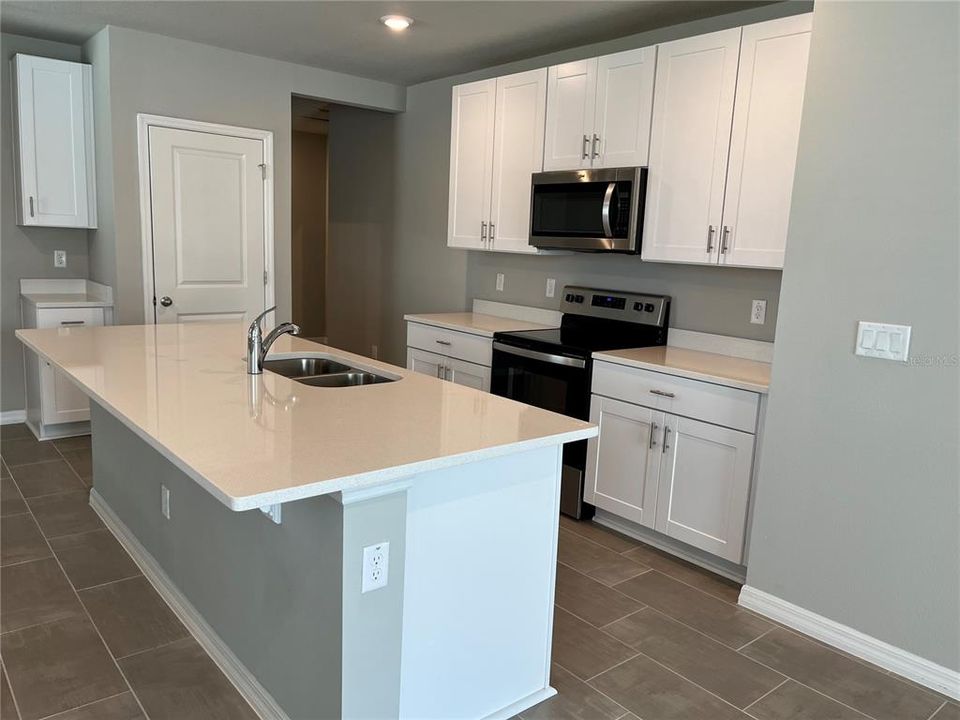 For Rent: $2,295 (4 beds, 2 baths, 1687 Square Feet)